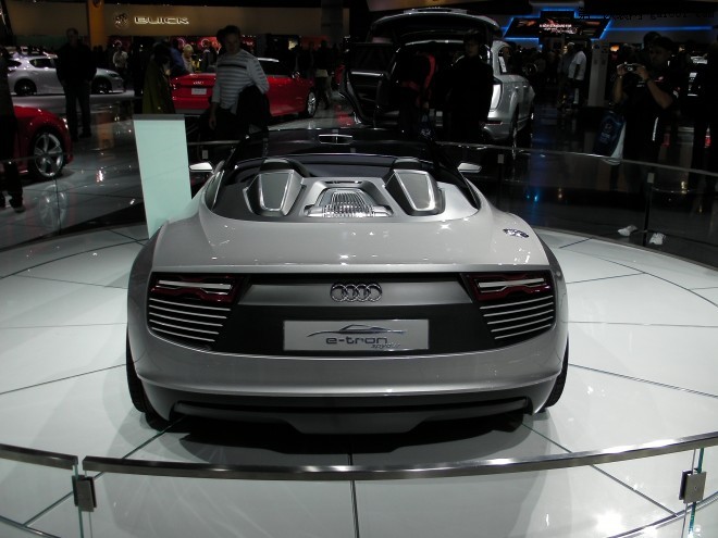 洛杉矶车展上的奥迪e-tron Spyder混合动力汽车