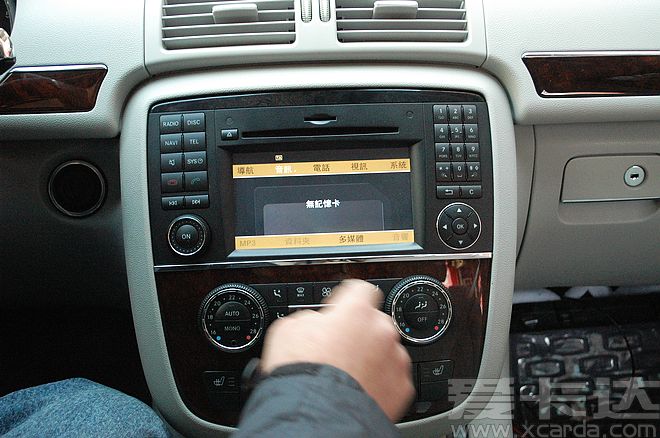 奔驰R350加装Car-call语音导航/原厂大屏/倒车影像