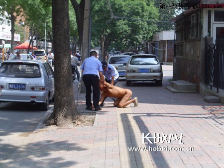 天津一男子当街裸奔 司机看热闹引发追尾(图)