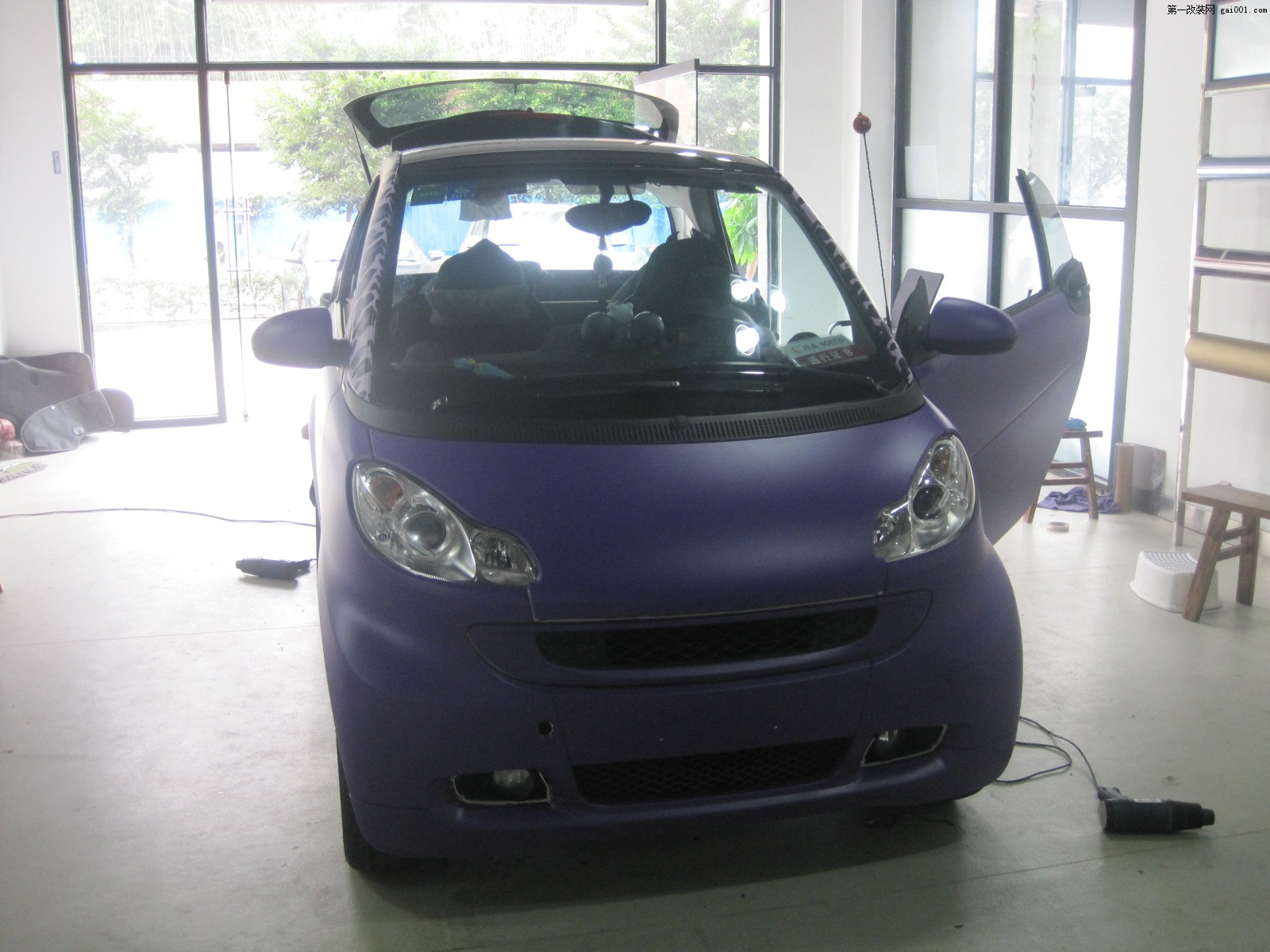 成都迈科车身改色制定中心-奔驰Smart紫色配豹纹
