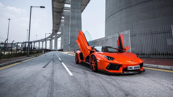 盛氣凌人 900匹馬力輸出的LP900 Molto Veloce