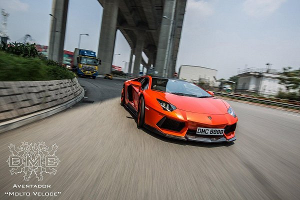 盛氣凌人 900匹馬力輸出的LP900 Molto Veloce