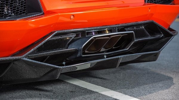 盛氣凌人 900匹馬力輸出的LP900 Molto Veloce