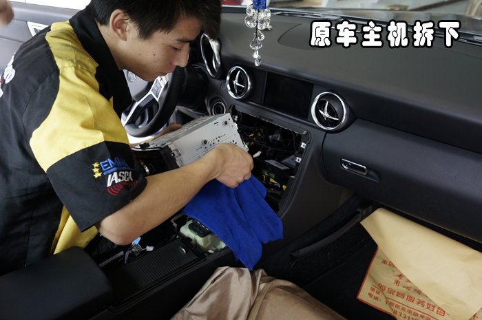 【重庆渝大昌汽车影音】奔驰BENZ SLK200敞篷跑车加装倒车可视