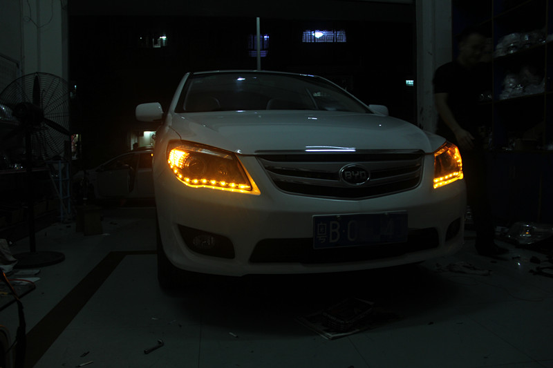 深圳光速汽车灯光升级:比亚迪改装LED白色日行车灯,黄色转...