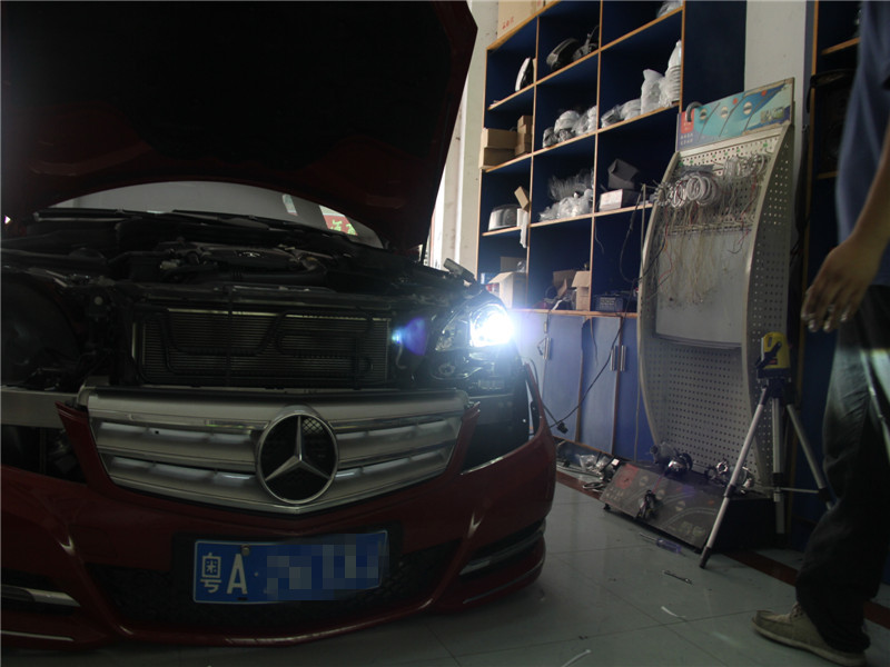 深圳奔驰C200旅行款大灯加装G35双光透镜