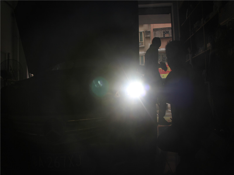 深圳光速改灯:奔驰C200旅行款大灯加装G35双光透镜