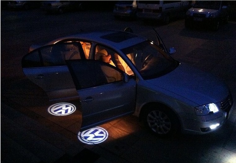 安装汽车镭射迎宾灯效果。