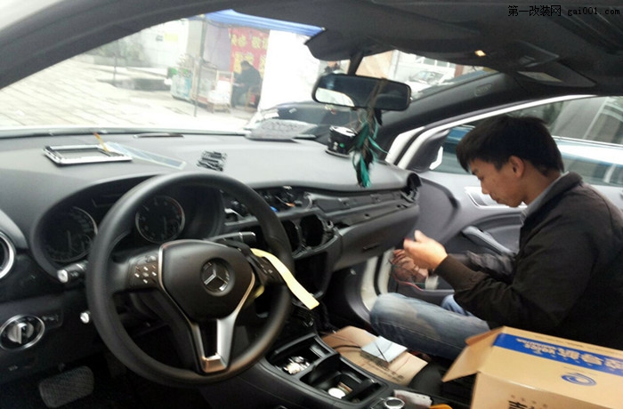 奔驰B180加装声控GPS导航/倒车可视轨迹 重庆渝大昌
