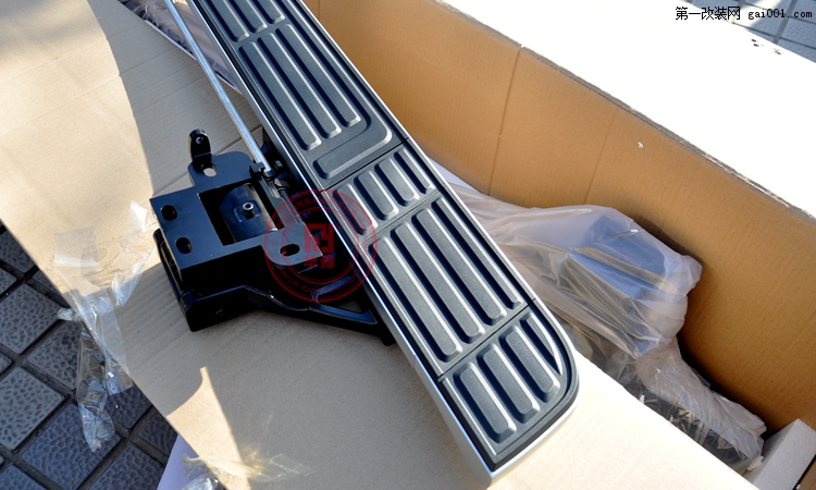 福特猛禽后箱盖外加电动踏板改装实图特写