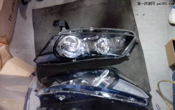 打開原車大燈的樣子，兩個黑窟窿比原來更加明顯