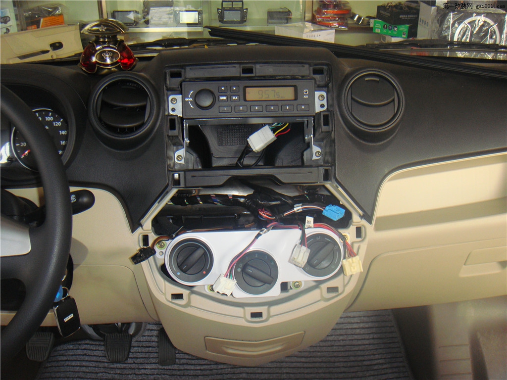 佳宝V80升级专车专用华阳导航及其环保凌静隔音+音响设备