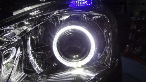 日产骐达灯光升级Q5双光透镜与白色天使眼