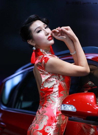 中国红古典大红袍旗袍妖女