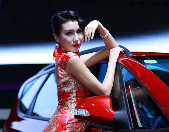 中国红古典大红袍旗袍妖女
