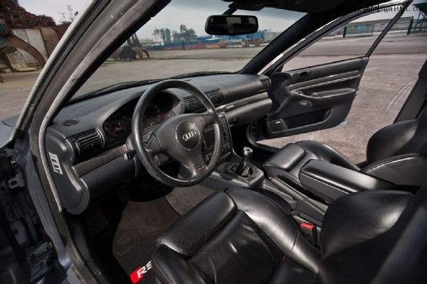 2001-audi-RS4-interior-14.jpg