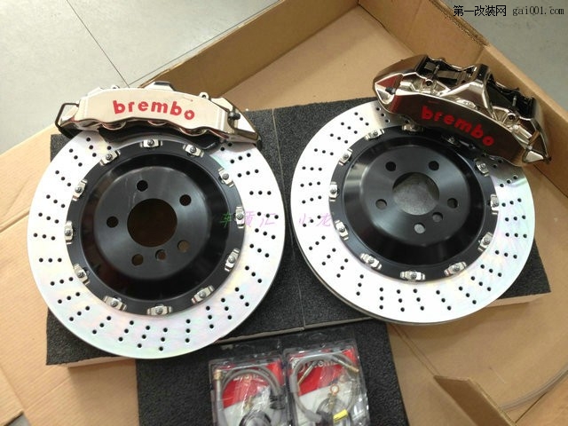 宝马M6改装BREMBO-GT-R竞技六活塞刹车套件