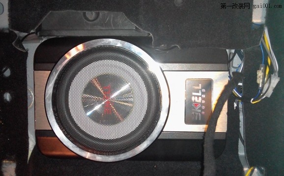 6美国霸克超薄低音PX8小巧的安装在前右座椅底下.jpg