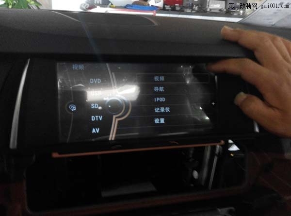 宝马5系原车屏导航升级倒车影像