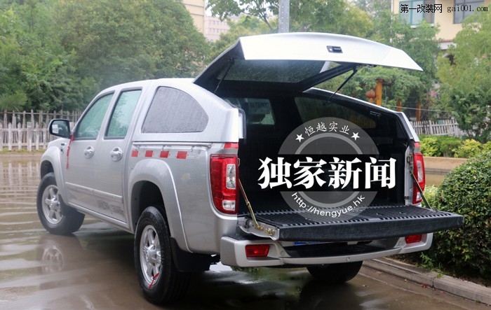 长城风骏6皮卡车运动款后箱盖雨中拍摄装车效果 不得不赞