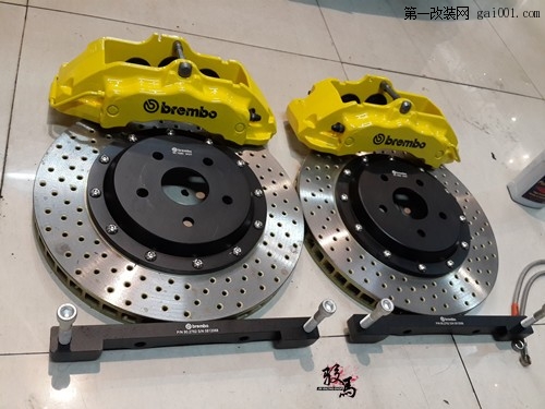 新锐志 BREMBO 18Z大六活塞刹车套装 上身