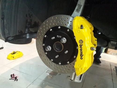 新锐志 BREMBO 18Z大六活塞刹车套装 上身