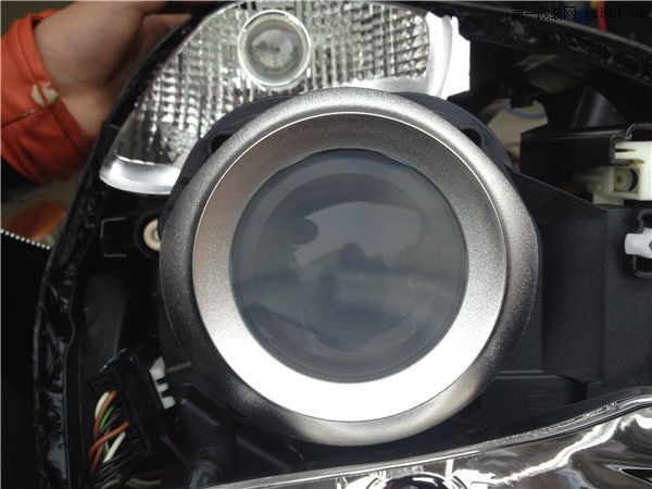 奔驰R500-原车博士透镜-改全新海拉五双光透镜