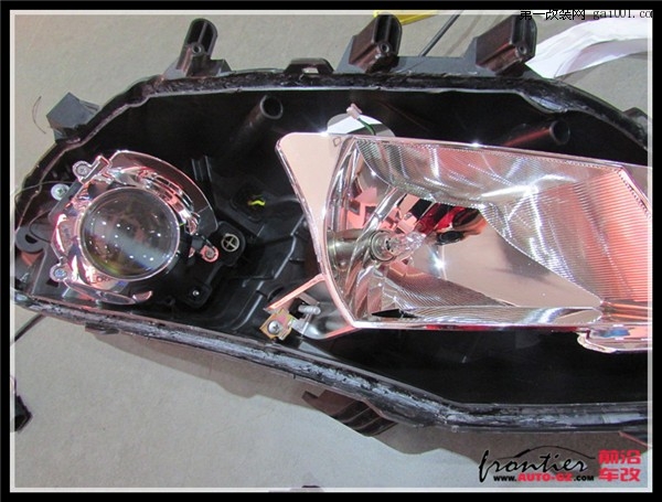 【前沿车改】比亚迪秦海拉5双光透镜氙气灯LED双色导光条
