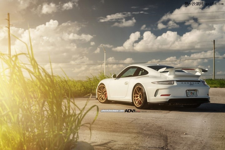 白色保时捷911 GT3改装黄金ADV.1轮毂