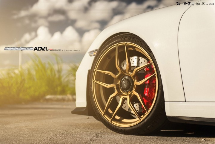 白色保时捷911 GT3改装黄金ADV.1轮毂