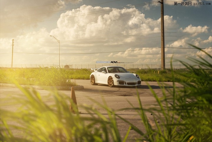 白色保时捷911 GT3改装黄金ADV.1轮毂