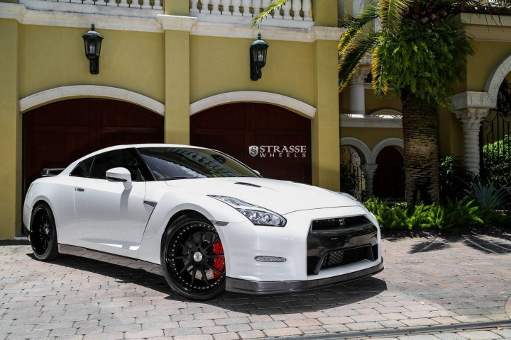 2015-nissan-gt-r-black-edition-2.jpg