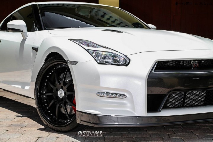 2015-nissan-gt-r-black-edition-4.jpg