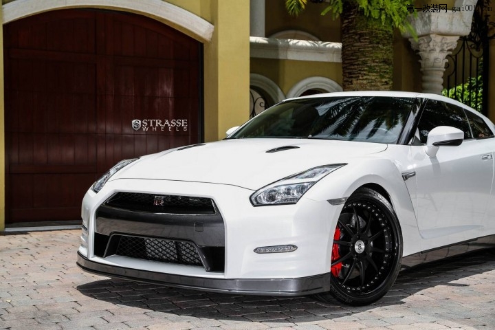 2015-nissan-gt-r-black-edition-5.jpg