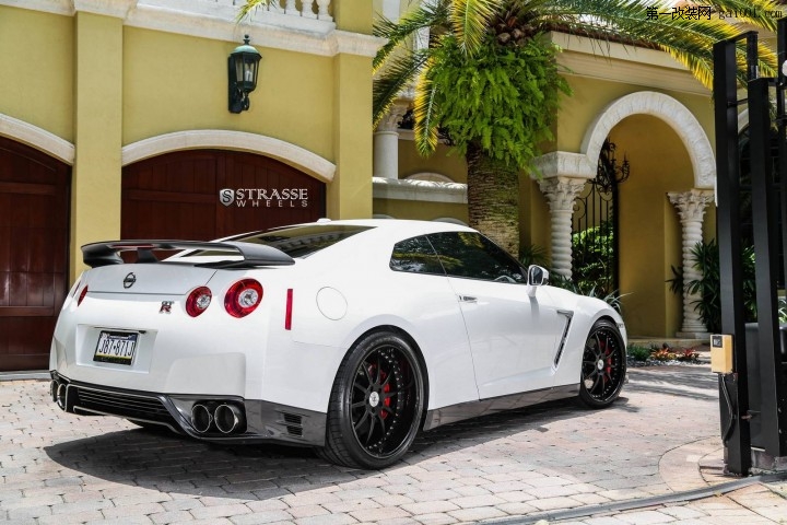 2015-nissan-gt-r-black-edition-9.jpg