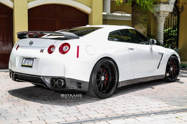 2015-nissan-gt-r-black-edition-10.jpg