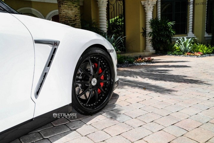 2015-nissan-gt-r-black-edition-12.jpg