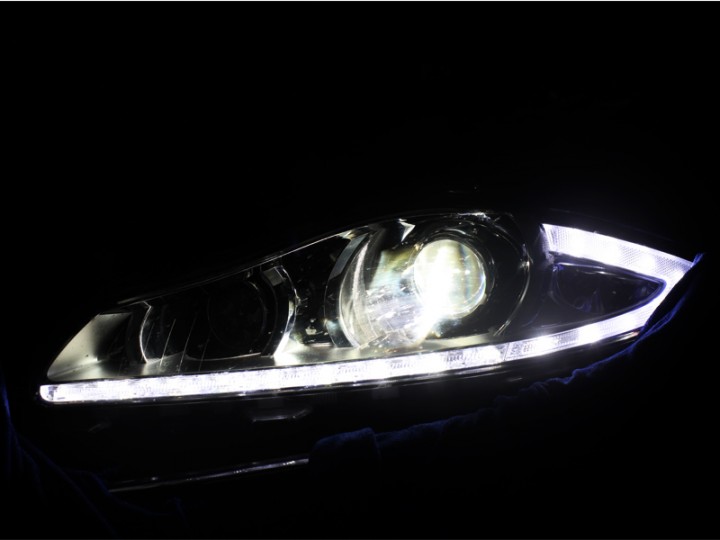 安徽首台捷豹XJL升级高亮弯刀日行灯，海拉5双光透镜