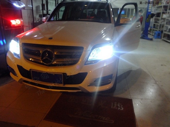 2013款奔驰GLK300改装Q5双氙气透镜大灯—南京改装GLK300大灯