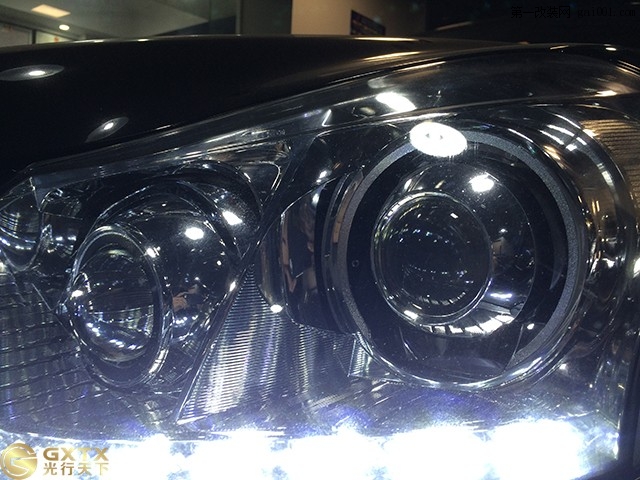 丰田皇冠升级4个双光透镜 双色泪眼