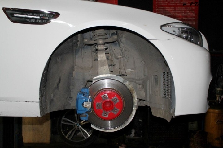 宝马523F18 Brembo GT6刹车升级 改装