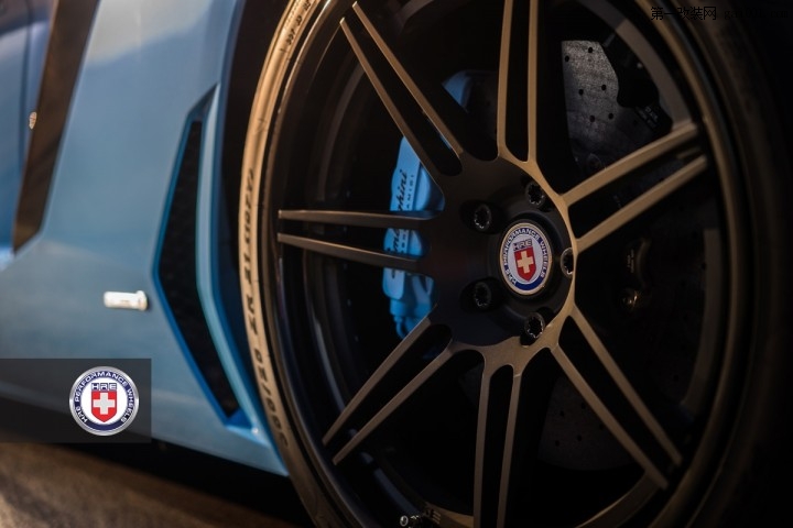 令人惊叹的蓝色兰博基尼Aventador敞篷跑车
