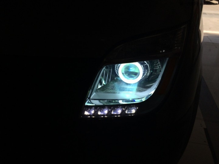 大通V80大灯改装双光透镜氙气灯安定器 棉光天使眼