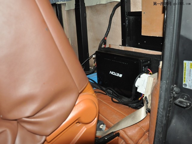 10.伊顿ECC500.4功放安装在主驾驶后方功放位.JPG