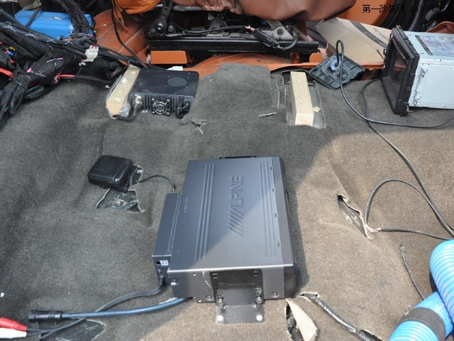 11.阿尔派S690碟盒固定安装在副驾驶下面.JPG
