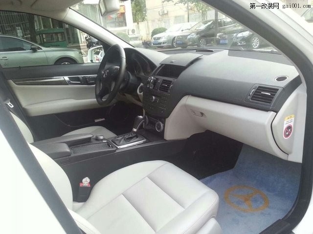 出售2010款白色奔驰C260时尚型，2.5排量，V6适合自用及改装