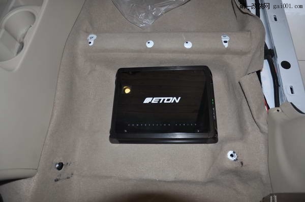 19ETON ECC300.2鉴赏级功放安装在座椅底下，节省空间.JPG