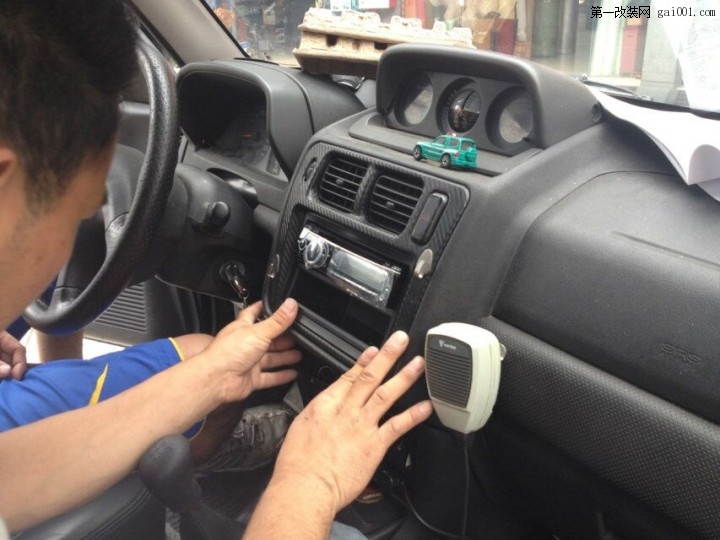 帕杰罗改装歌乐蓝牙CD主机CZ302A。。支持iPhone