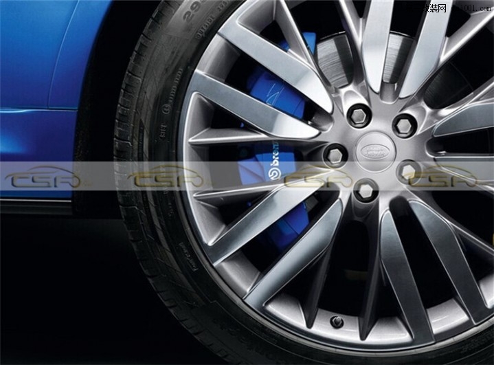 轮胎规格为295/40R22。Brembo刹车卡钳采用高性能所钟爱的蓝色正好与揽胜运动的“运动”相得益彰。 ...