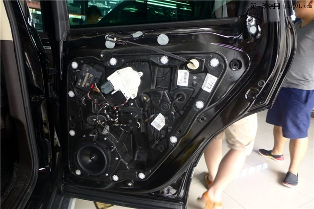 西安汽车音响专业改装上尚伊顿POW172.2两分频套装改装大...